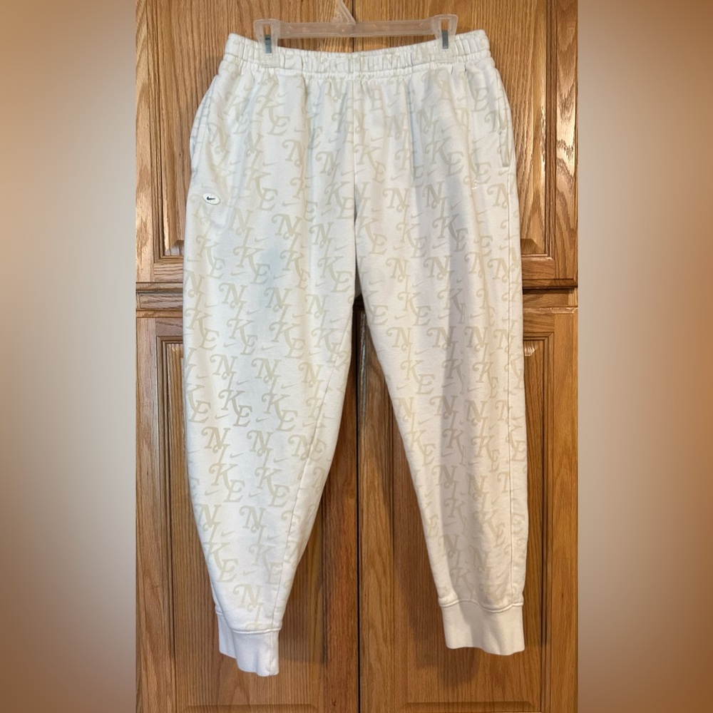 Nike logo joggers men’s size large sports basketball gym lounge comfort casuall